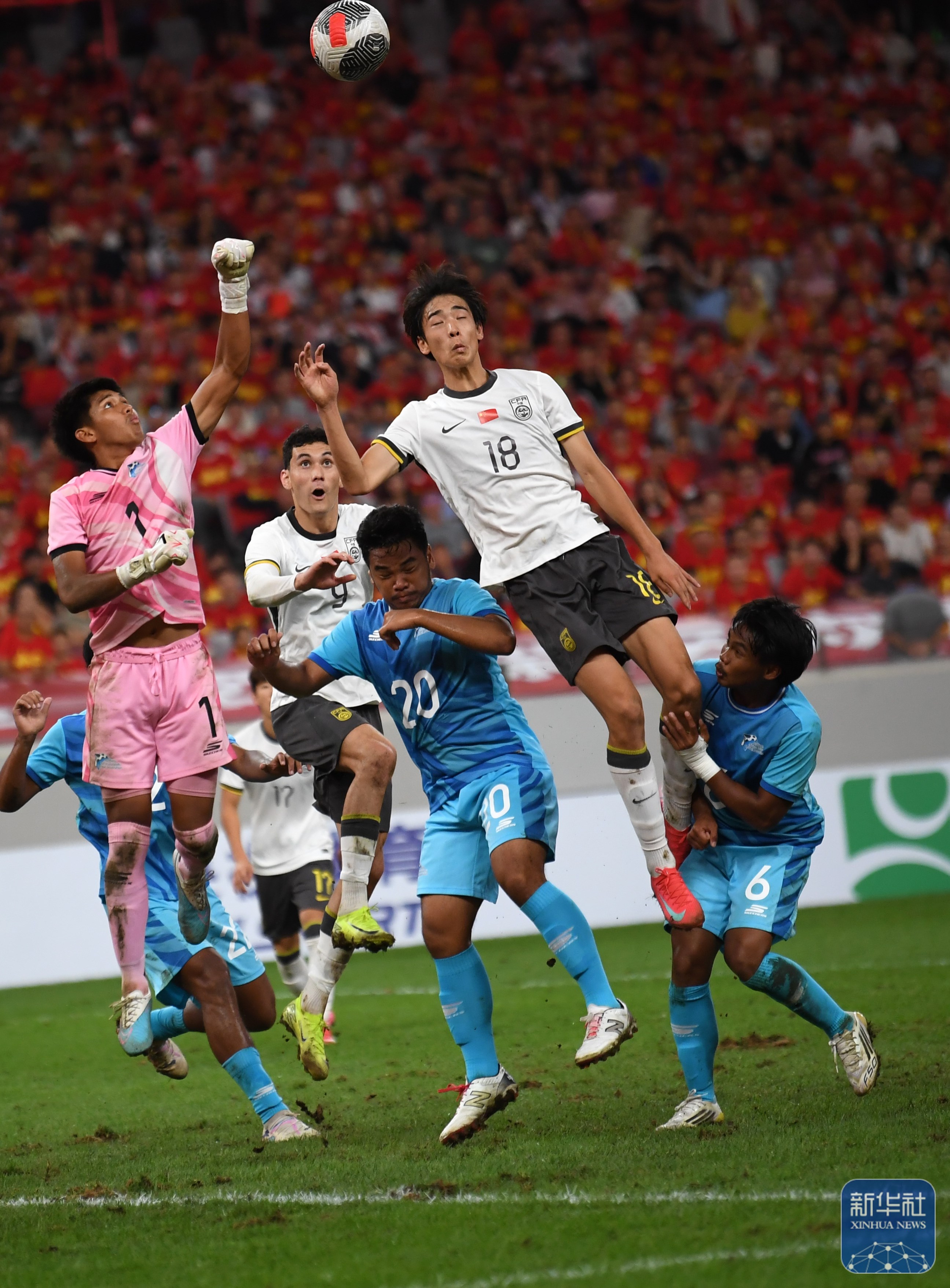 米乐-亚洲球队在国际赛场上燃情拼搏！(足球洲际赛事有哪些)